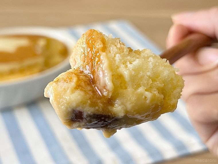 北海道チーズinプリンをスプーンですくった様子