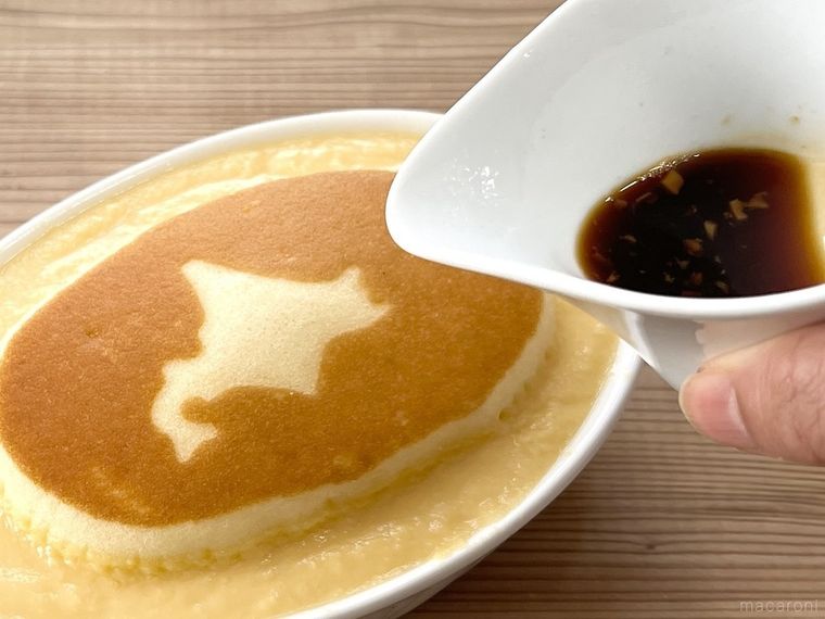 北海道チーズinプリンにカラメルをかけようとしている様子