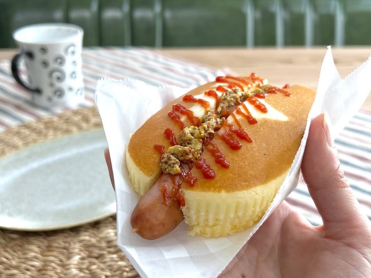 ホクチーケーキドッグを持ち上げている様子