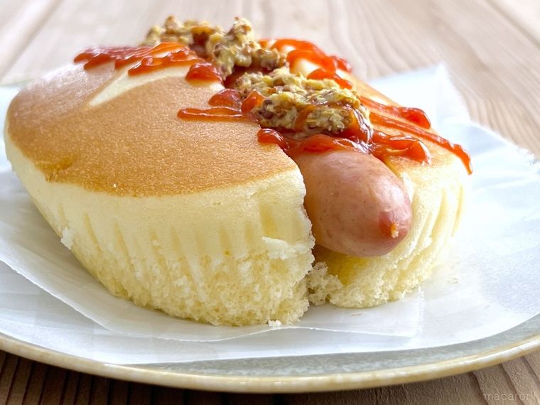 皿に盛られたホクチーケーキドッグ