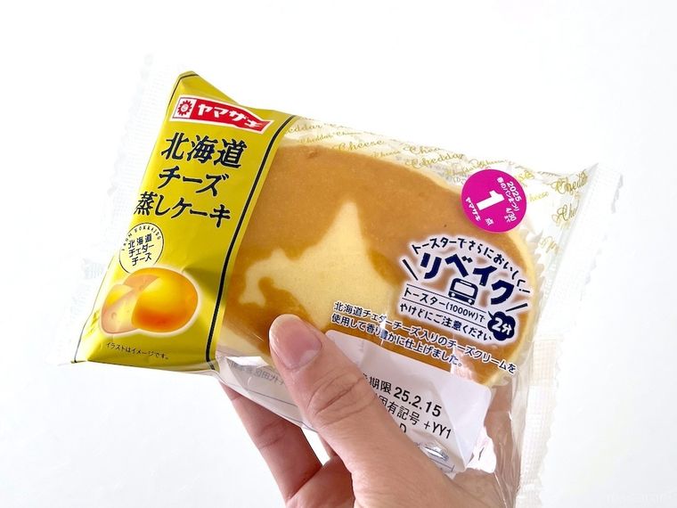 北海道チーズ蒸しケーキを手で持っている様子