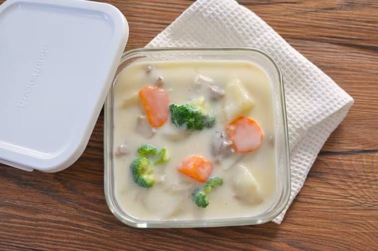 シチューを密閉容器に入れた様子