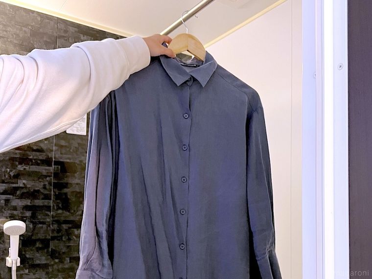 しわしわになったシャツを浴室に吊るしている様子