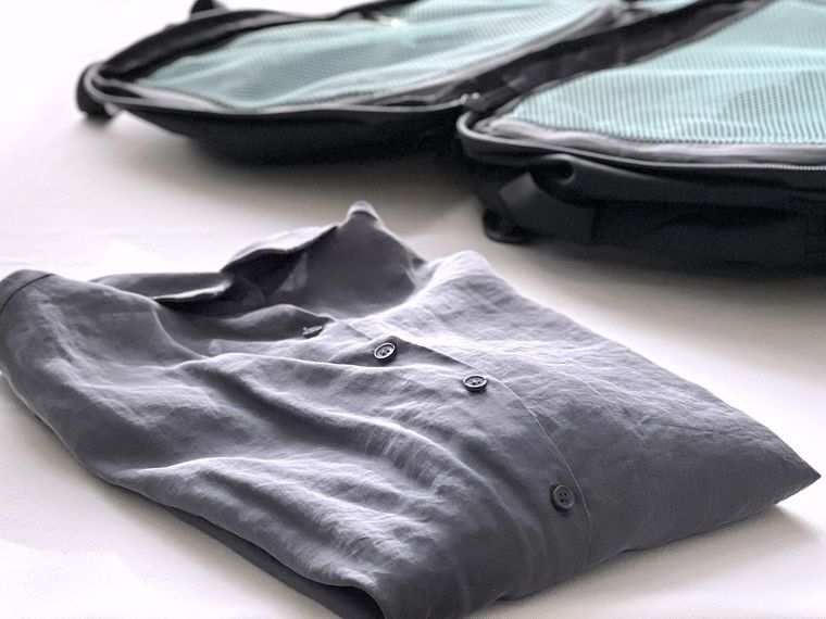 シャツとバッグパック