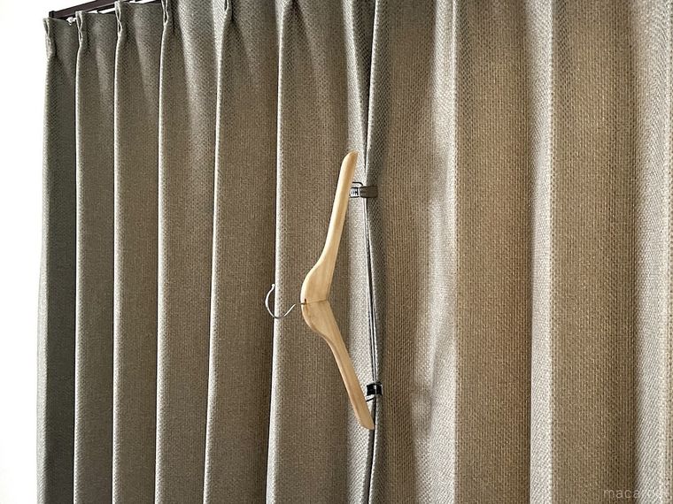 カーテンをクリップ付きハンガーで留めた様子