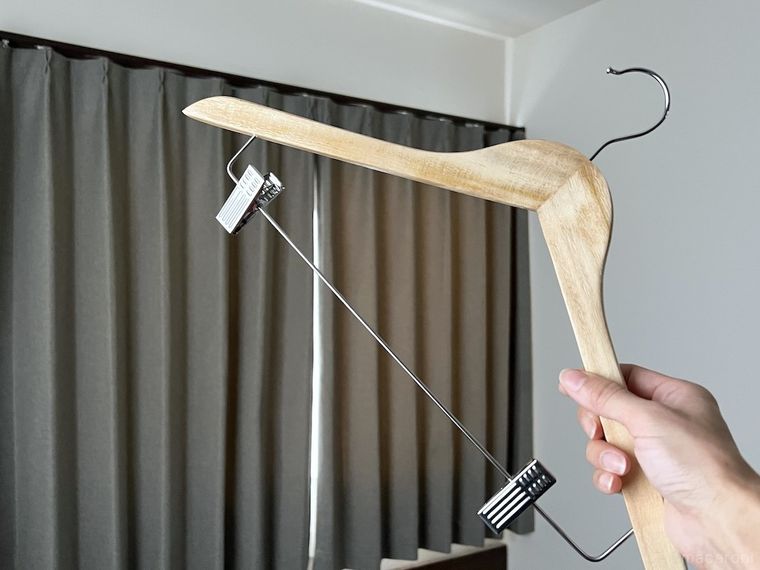 クリップ付きハンガーを手で持っている様子