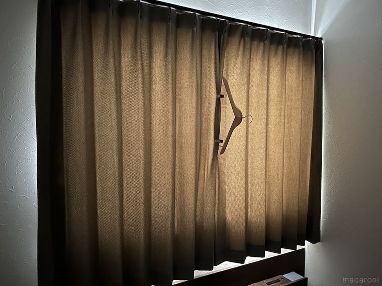 カーテンをクリップ付きハンガーで留めた様子