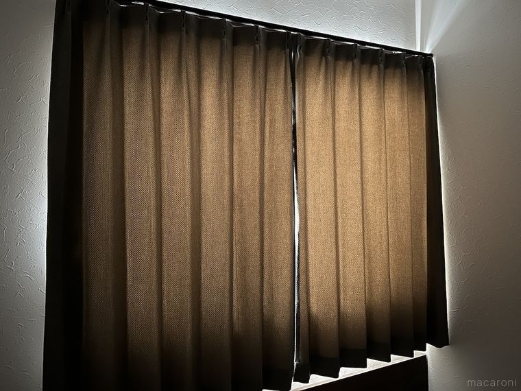 カーテンの隙間から光が差し込んでいる様子