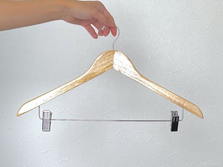 クリップ付きハンガーを手で持っている様子