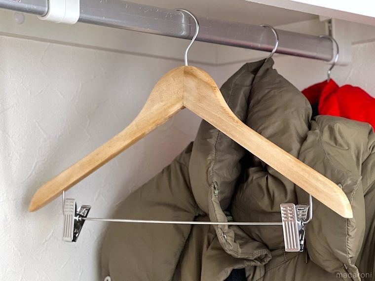クローゼットに掛かったクリップ付きハンガー