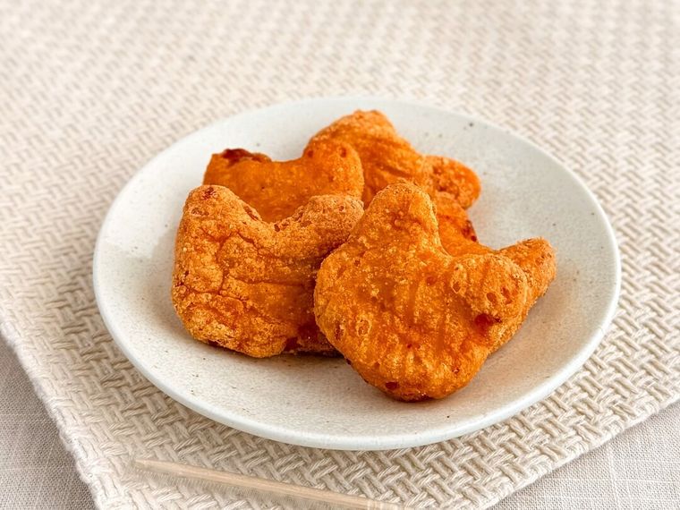 白皿にのったサクにゃげチーズ味5個入り
