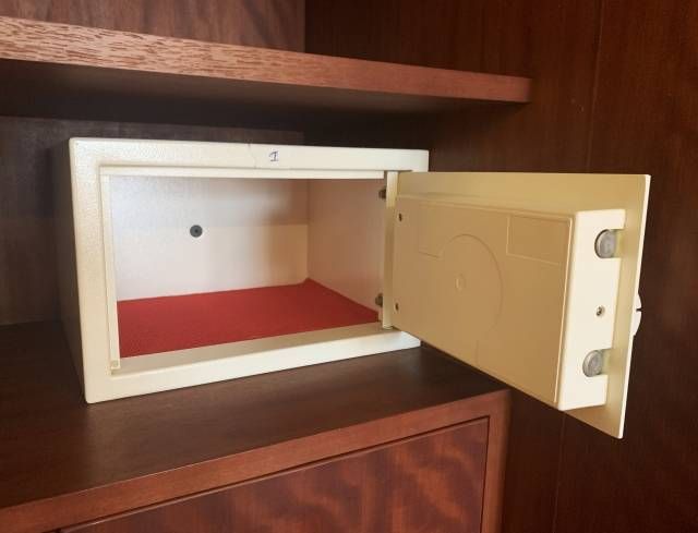 ホテルの金庫を開けた様子