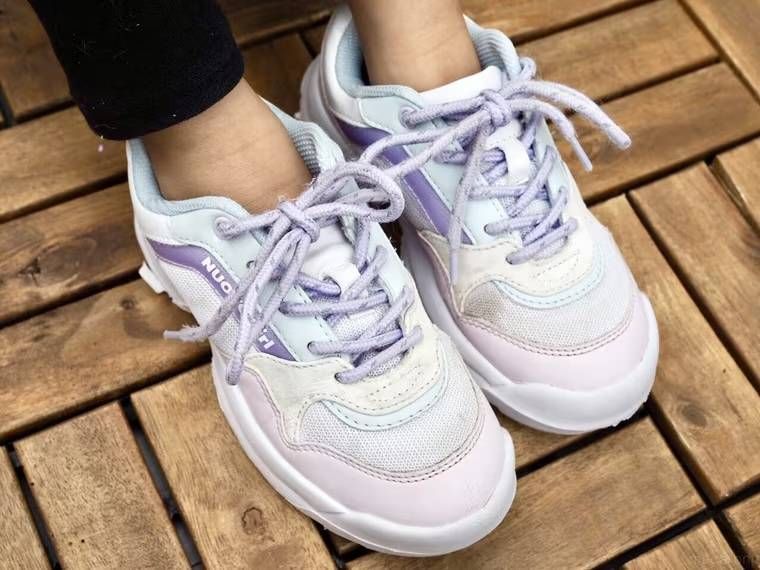 スニーカーを履いた様子