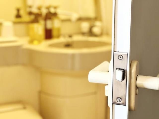 ユニットバスのドアを開けた様子