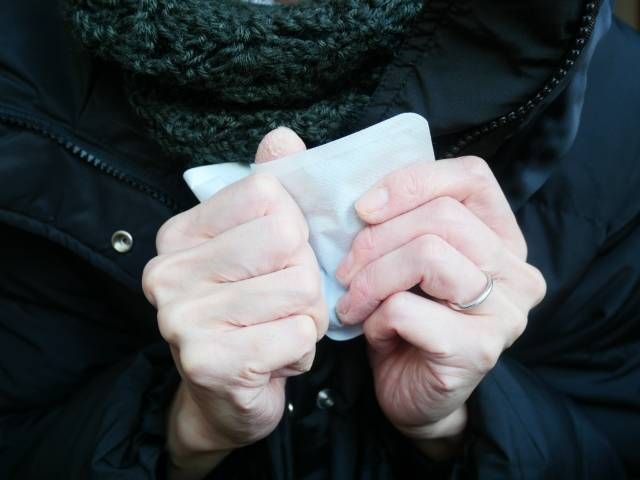 使い捨てカイロを両手で持っている様子