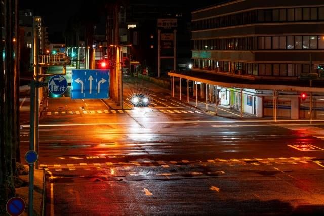 車のヘッドライトが光っている様子