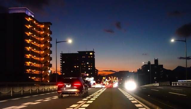 車のヘッドライトが光っている様子