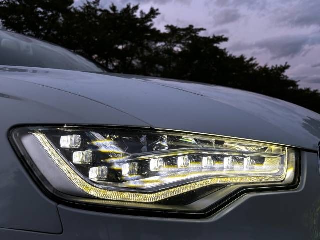 車のヘッドライトが光っている様子