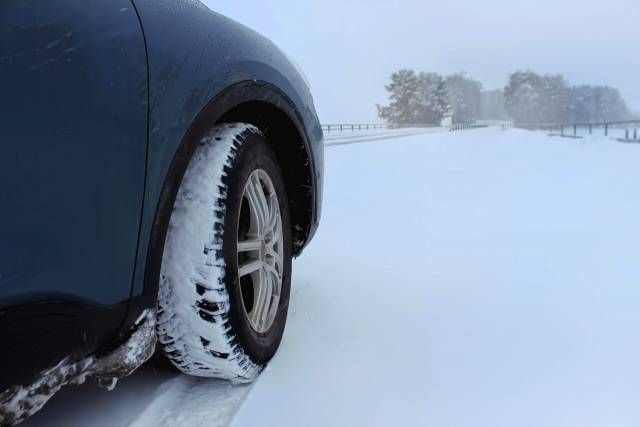 雪道を走る車
