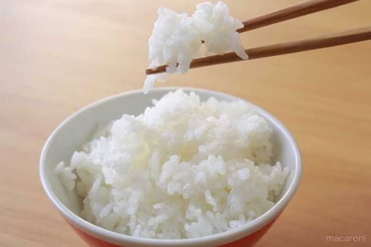 ごはんを箸ですくっている様子