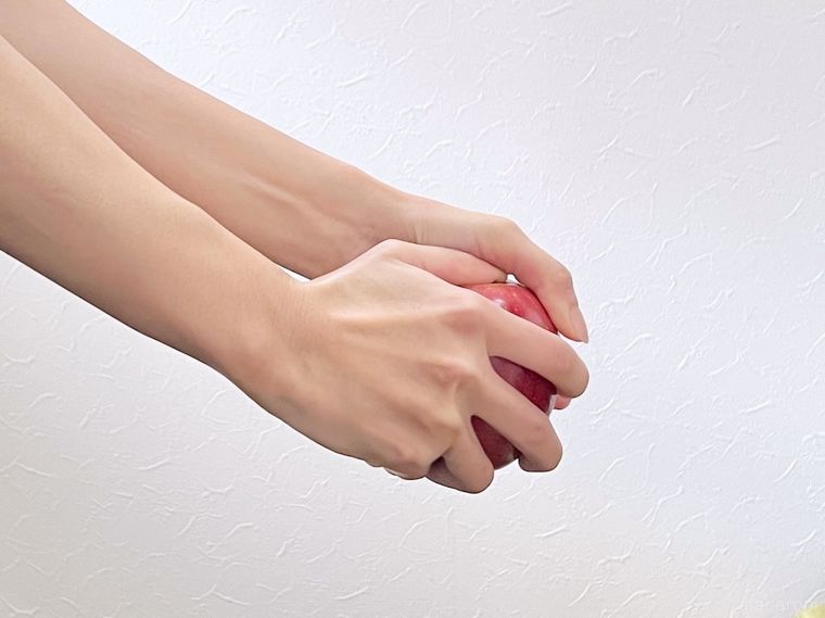 りんごを素手で割ろうとしている様子