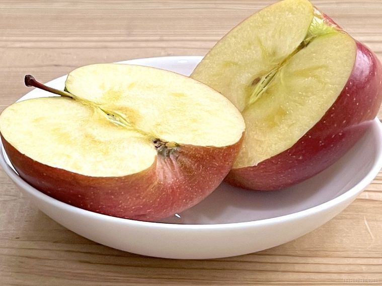 半分にカットしたりんご