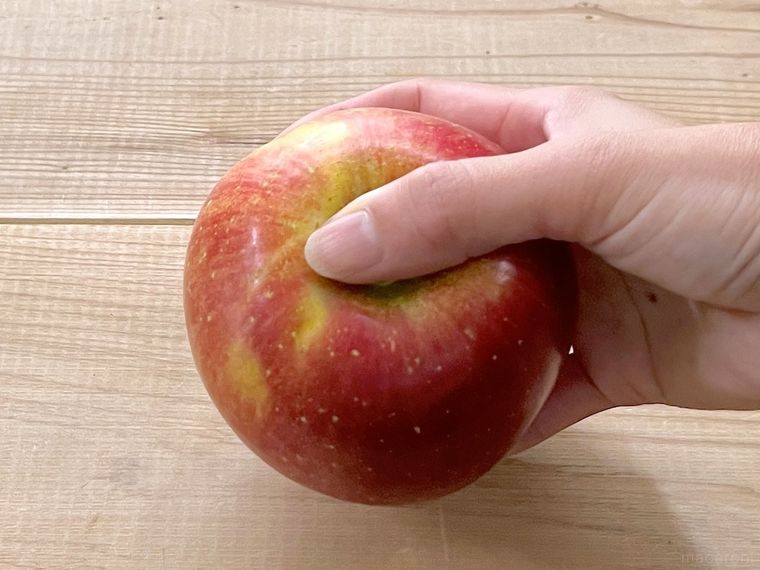 りんごをつかんでいる様子