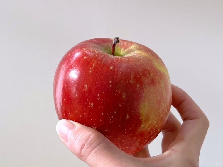 りんごを手で持っている様子