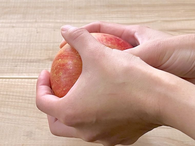 りんごをつかんでいる様子