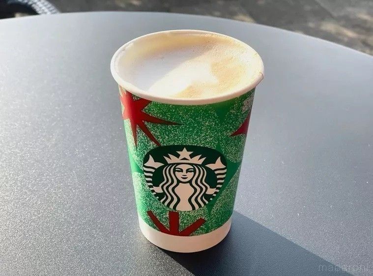 カップに入ったスターバックスラテ