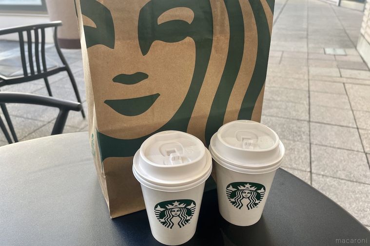 スターバックスの紙カップ2つと紙袋