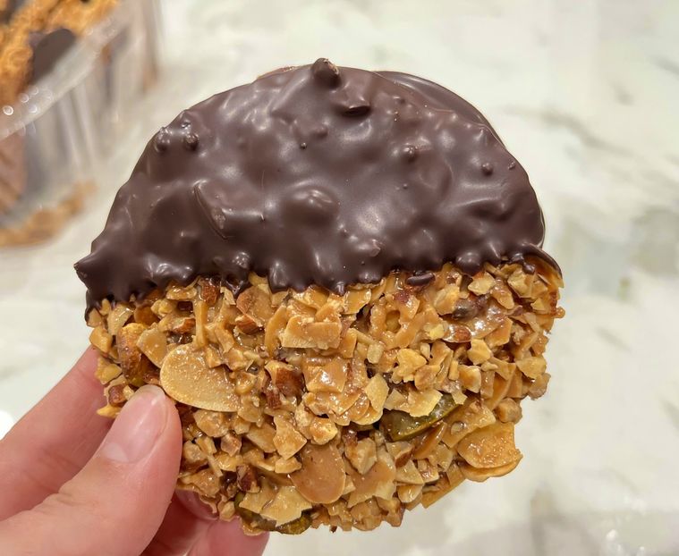 フロランタンを手に持っている