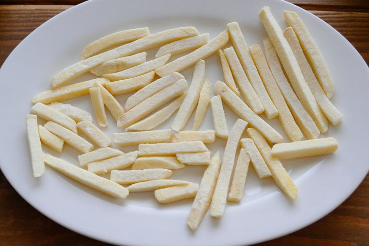 冷凍ポテトを耐熱皿に広げた様子