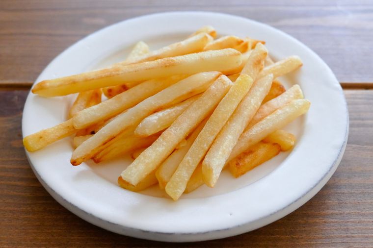 フライパンで炒めたポテトを盛り付けた白い皿