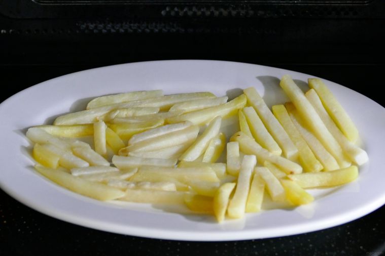 冷凍ポテトを電子レンジで加熱する様子