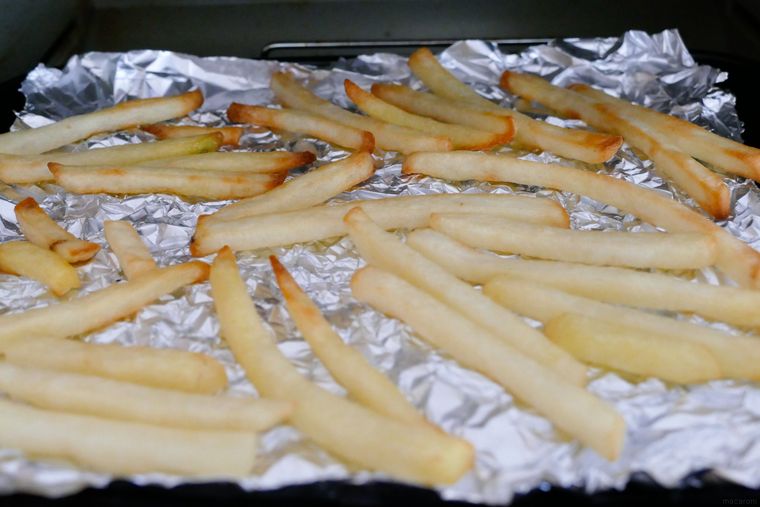 トースターでポテトを焼く様子