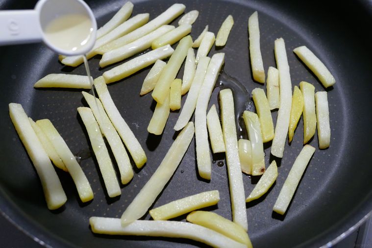 フライパンにサラダ油を加える様子