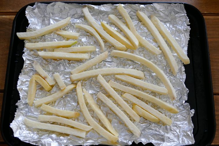 冷凍ポテトをアルミホイルに広げた様子