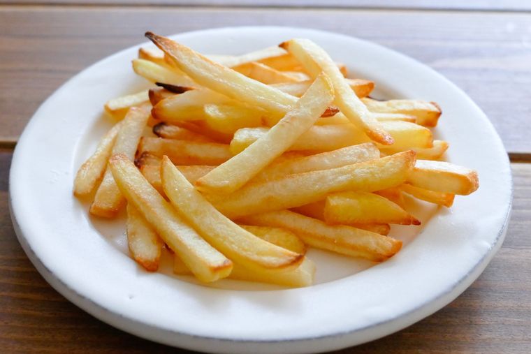 オーブンで焼いたポテトが盛られている白い皿