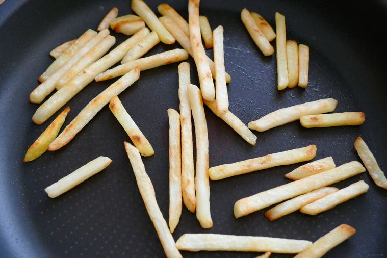 フライパンでポテトがカリッとするまで炒めた様子