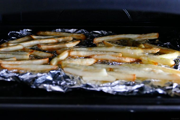 オーブンでポテトを焼く様子