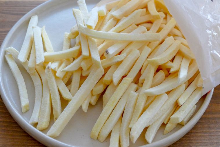 冷凍ポテトを袋から出す様子