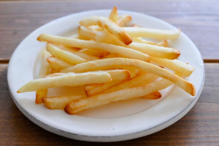 トースターで焼いたポテトが盛られている白い皿