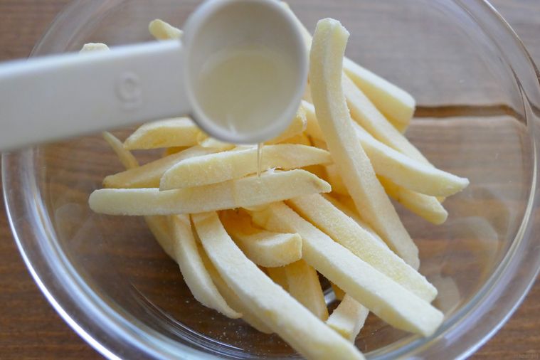冷凍ポテトにサラダ油を加える様子