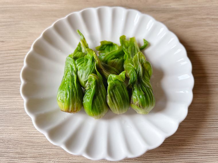 白色の皿に盛られたあくを抜いたふきのとう