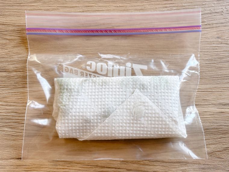 ゆでたふきのとうをキッチンペーパーで包んでジッパー付き保存袋に入れたもの