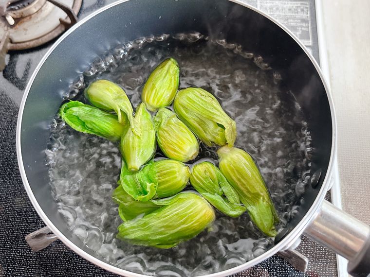 ふきのとうを塩ゆでする様子