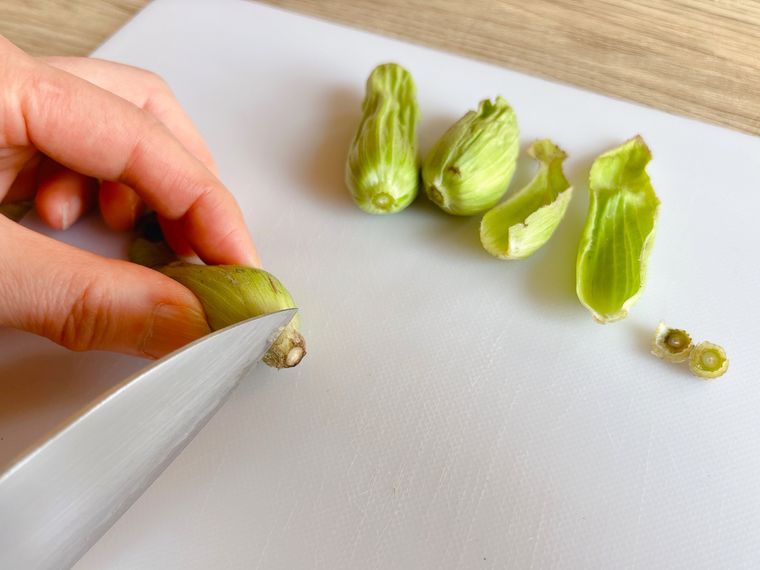 ふきのとうの根元を切る様子