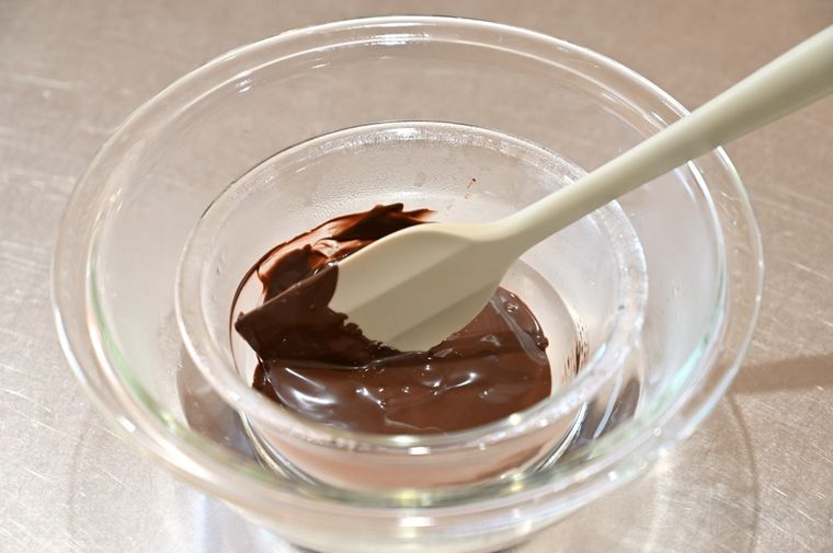 チョコレートを湯煎している様子