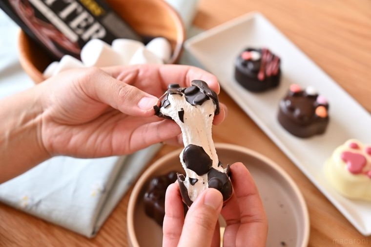 マシュマロ入りのチョコを両手で引っ張ってのばしている